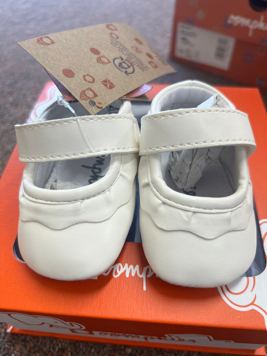 Oomphies Amina Crib Shoe